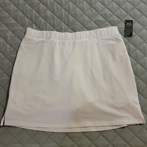 Kim Rogers Pants - ** SOLD ** NWT "KIM ROGERS" WHITE SKORT SZ L